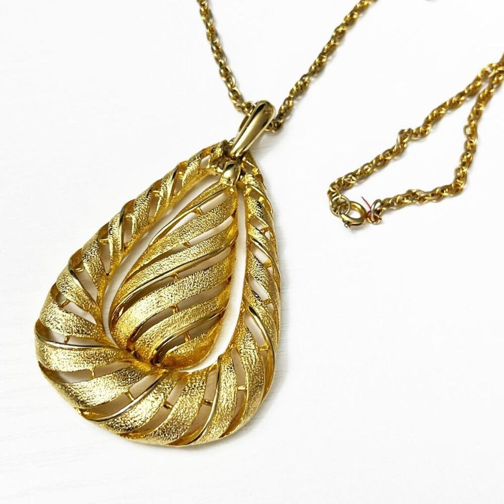 Vintage 70's Gold Textured Teardrop Pendant Necklace - Picture 3 of 9